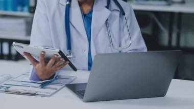 Doktor tableti elinde tutuyor, kapat..