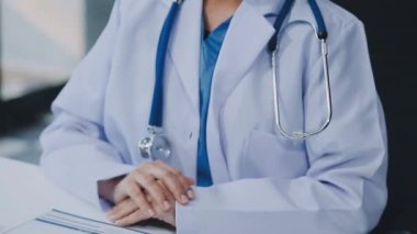 Ofiste çalışan doktor kadın.