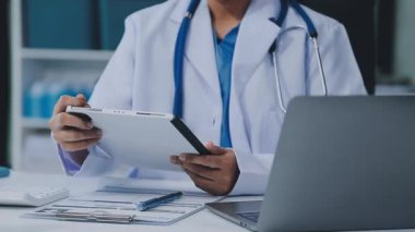 Hastane ofisinde dijital bilgisayar kullanan kadın doktor, sağlık ve sağlık hizmetleri doktor servisi
