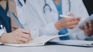 Doktor ofiste bir hastayla çalışıyor.