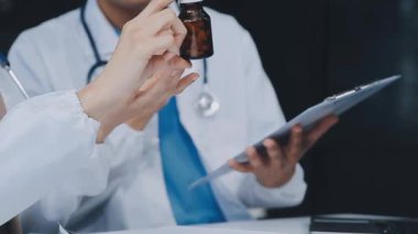 Doktor panoya yazı yazıyor.