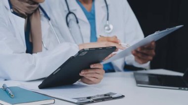 Hastanede hasta ile çalışan doktor, sağlık ve sağlık hizmetleri konsepti.