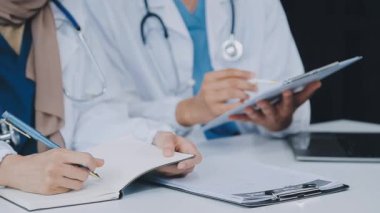 Doktor ve hasta muayeneyi ofiste tartışıyorlar.