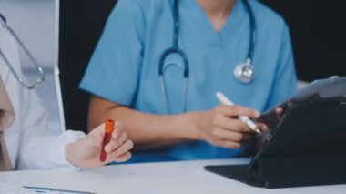 Doktor hastanede tablet bilgisayar ile