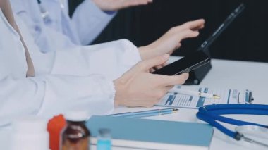 Doktor elinde bir tablet tutuyor..