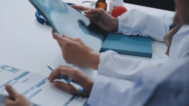 doktor dijital tablet bilgisayarla çalışıyor