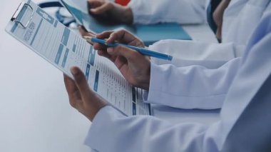 Doktor masaya notlar yazıyor.