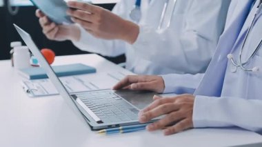 tablet bilgisayar tutan doktor