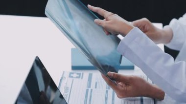 doktor gösteren tablet pc