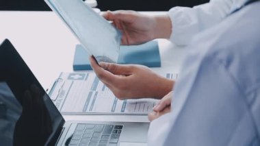 Genç Doktor dijital tablet kullanıyor