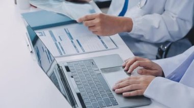 Doktor eli tableti tutarken kapat