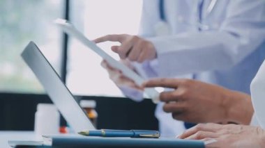 Kapalı - hastanede çalışırken doktorun tableti tutması ve hastayı tartışması