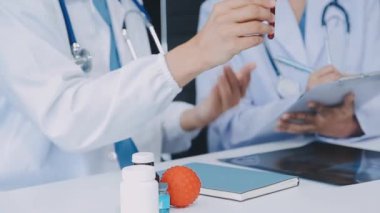 Doktor takımı dizüstü bilgisayarla çalışıyor.