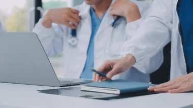Klinikte çalışan genç bir doktor.