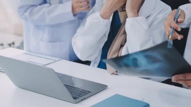 Hastane kliniğinde dizüstü bilgisayar kullanan bir doktor. Sağlık ve sağlık personeli doktor kavramı.