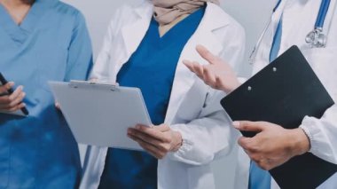 yeni bir geçmişi tartışırken tablet bilgisayar kullanan doktor