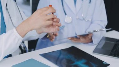 Doktor elinde tablet bilgisayar tutuyor.