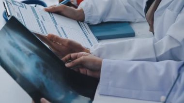 Doktor X-ray 'i tutuyor ve röntgene bakıyor..