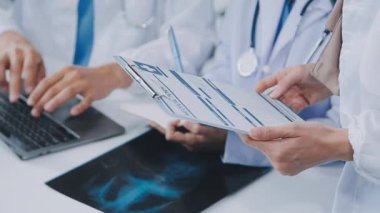 Doktor ve hasta bürodaki masada oturuyorlar.