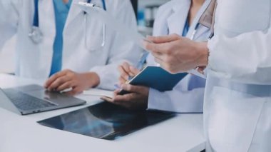 Doktor ve kadın hastanede otururken bir şey tartışıyorlar..
