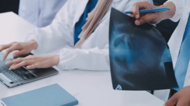 Yakın plan - Klinikte çalışan doktor eli