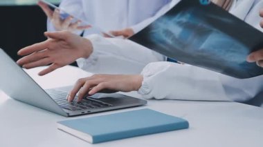 Hastane ofisinde dizüstü bilgisayarla çalışan doktor, tıbbi teknoloji ve sağlık hizmetleri konsepti.