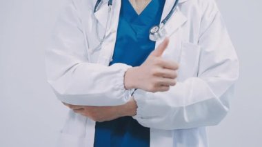 Doktor gri arka planda onay verdi. Sağlık hizmetleri