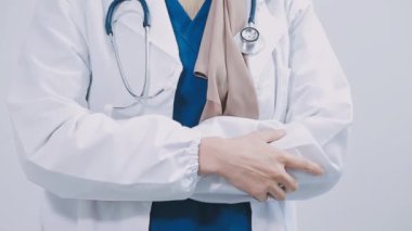 Elinde steteskop olan bir doktor arka planda..