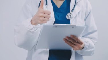 Doktor, hastanede tablet bilgisayar, doktor kadın sağlık hizmetleri ve tıbbi personel hizmetleri kullanıyor..