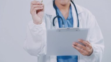 Steteskop ve tabletli doktor hastanede.