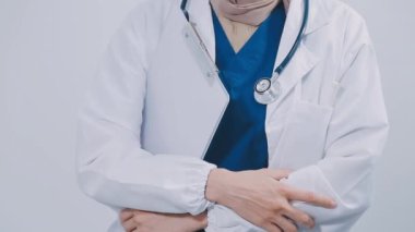 Beyaz üniformalı genç bir doktor