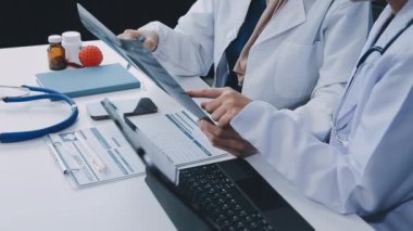 Doktor elleri tablet bilgisayarda çalışıyor.