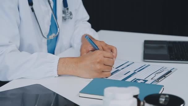 Médecin Travaillant Bureau — Video