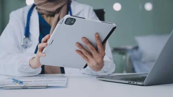 Médico Usando Computador Tablet Hospital — Vídeo de Stock