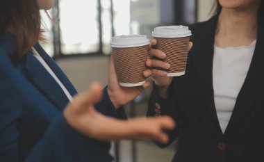 Girişimci Asyalı işadamı ve işkadını modern ofiste yeni iş projesini tartışıyor Modern Ofiste, Asyalı iş gelişigüzel konsept.