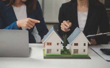 İş bir sözleşme satın almak - satmak house, sigorta acentası gayrimenkul konsept ev yatırım kredisi hakkında analiz imzalama.