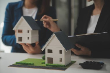 İş bir sözleşme satın almak - satmak house, sigorta acentası gayrimenkul konsept ev yatırım kredisi hakkında analiz imzalama.