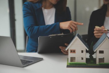 İş bir sözleşme satın almak - satmak house, sigorta acentası gayrimenkul konsept ev yatırım kredisi hakkında analiz imzalama.