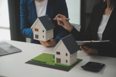 İş bir sözleşme satın almak - satmak house, sigorta acentası gayrimenkul konsept ev yatırım kredisi hakkında analiz imzalama.