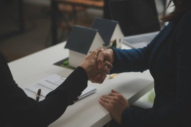 İş bir sözleşme satın almak - satmak house, sigorta acentası gayrimenkul konsept ev yatırım kredisi hakkında analiz imzalama.