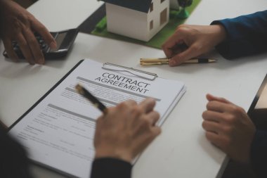 İş bir sözleşme satın almak - satmak house, sigorta acentası gayrimenkul konsept ev yatırım kredisi hakkında analiz imzalama.