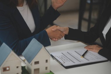 İş bir sözleşme satın almak - satmak house, sigorta acentası gayrimenkul konsept ev yatırım kredisi hakkında analiz imzalama.