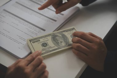 İş bir sözleşme satın almak - satmak house, sigorta acentası gayrimenkul konsept ev yatırım kredisi hakkında analiz imzalama.