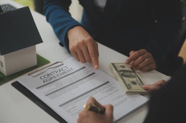 İş bir sözleşme satın almak - satmak house, sigorta acentası gayrimenkul konsept ev yatırım kredisi hakkında analiz imzalama.