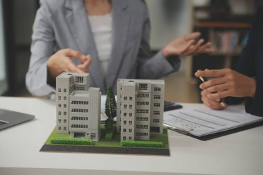 İş bir sözleşme satın almak - satmak house, sigorta acentası gayrimenkul konsept ev yatırım kredisi hakkında analiz imzalama.