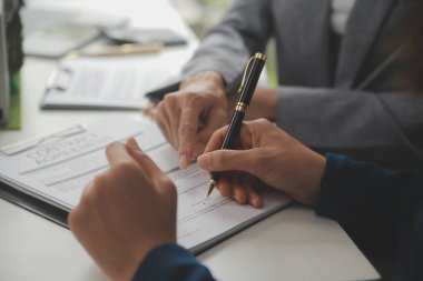 İş bir sözleşme satın almak - satmak house, sigorta acentası gayrimenkul konsept ev yatırım kredisi hakkında analiz imzalama.