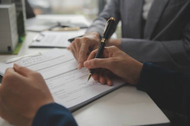 İş bir sözleşme satın almak - satmak house, sigorta acentası gayrimenkul konsept ev yatırım kredisi hakkında analiz imzalama.