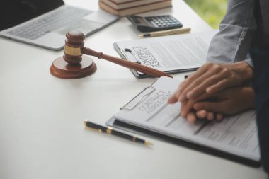 Avukat, hukuk danışmanı, iş adamı anlaşmanın ayrıntıları hakkında beyin fırtınası yapan iş adamı. Sözleşme belgelerindeki doğruluk için yasal işlem defterlerindeki iş sözleşmeleri. ortak mali yatırım.