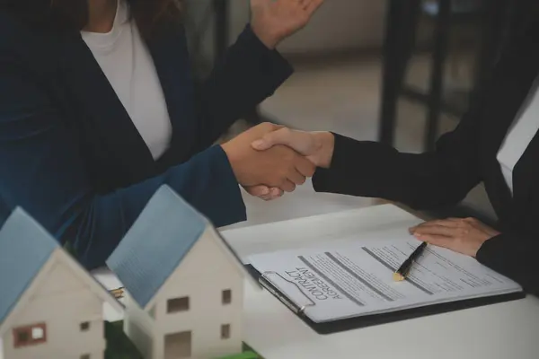 Business Underteckna Ett Kontrakt Köpa Sälja Hus Försäkringsagent Analysera Hem — Stockfoto