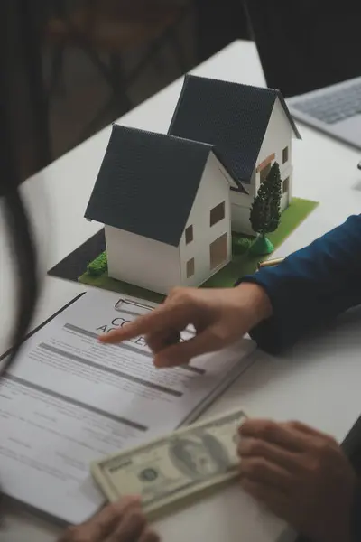 Negocio Firma Contrato Comprar Vender Casa Agente Seguros Que Analiza — Foto de Stock